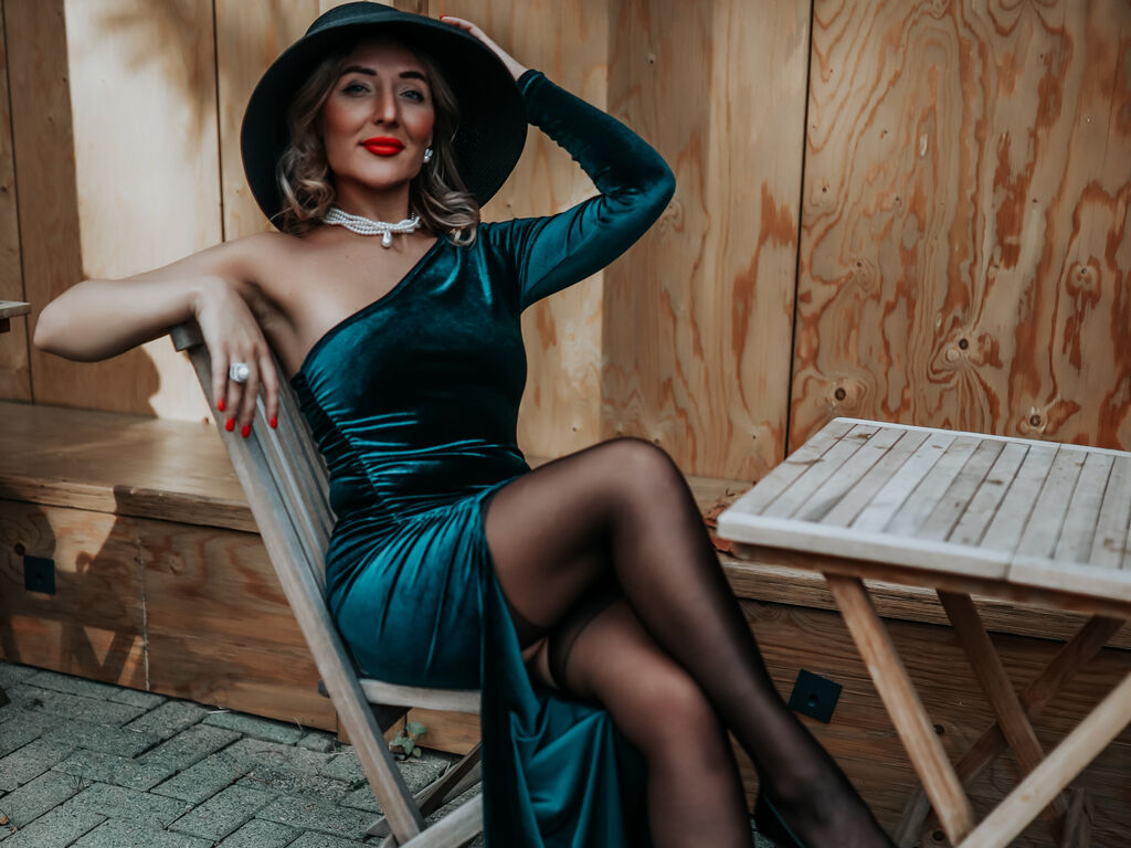 AnnaAurikas webcam model live cam preview